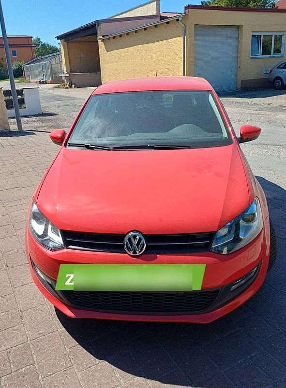 Rot Gebraucht 2011 VW Polo Team Limousine | 3.990 € (Superpreis) - Bild 1/4