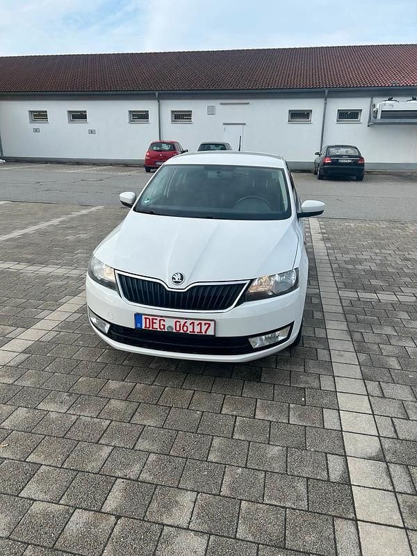 Gebraucht Skoda Rapid Ambition 105 PS (77 kW) 2014 Weiß Kleinwagen