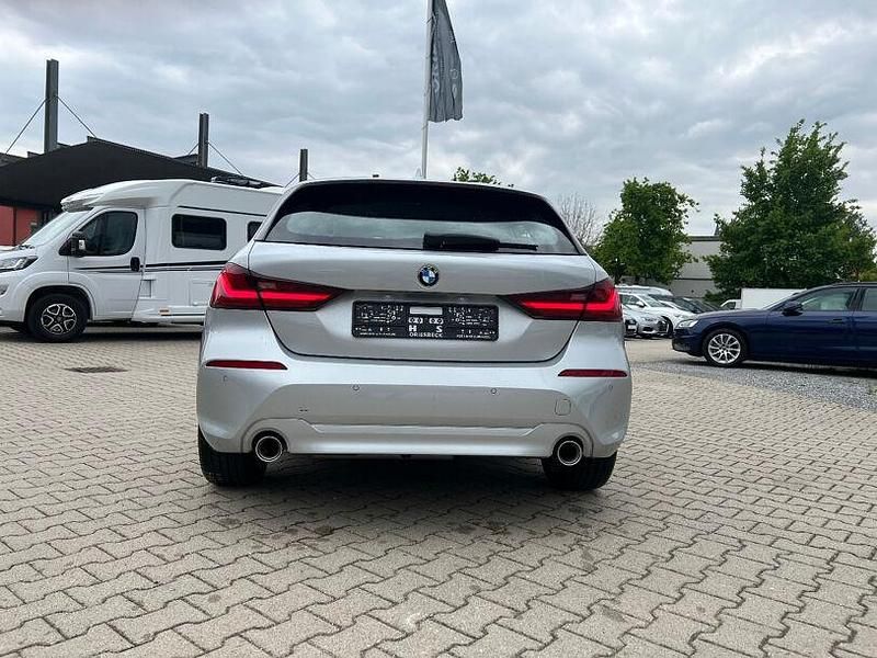 Gebraucht BMW 118 Advantage 150 PS (110 kW) 2021 Glaciersilber (metallic) Kleinwagen