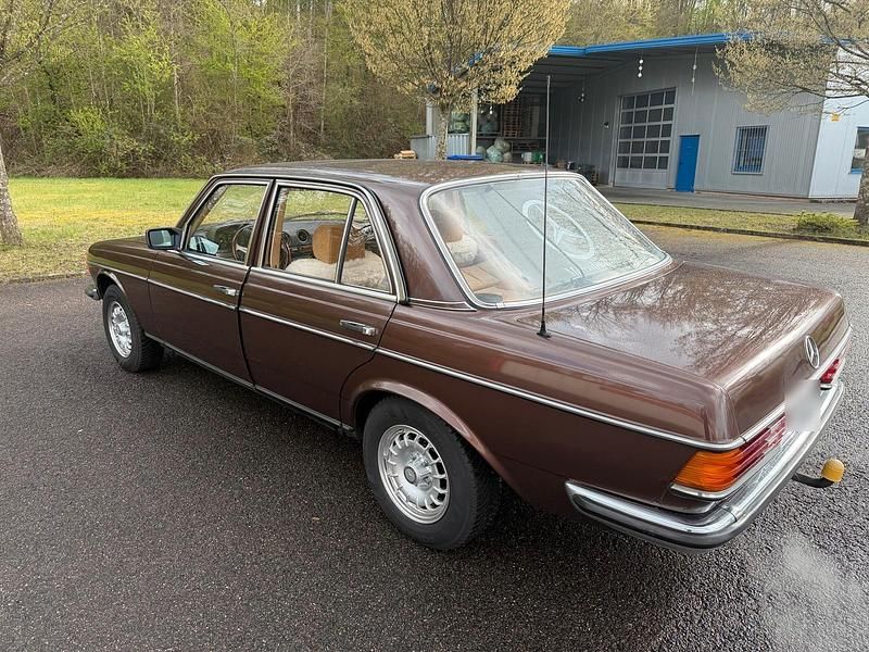 Second-hand Mercedes E280 185 CP (136 kW) 1982 Maro Berlinǎ