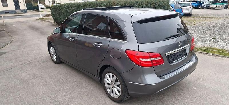 Gebraucht Mercedes B180 109 PS (80 kW) 2012 Grau Van / Kleinbus