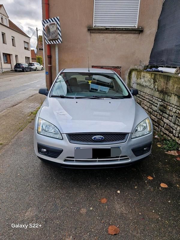 Grau Gebraucht 2005 Ford Focus Kleinwagen | 220 € (Superpreis) - Bild 1/4