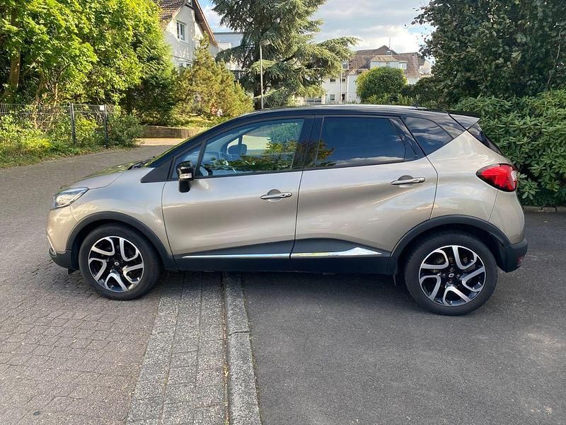 Grau Gebraucht 2016 Renault Captur Intens SUV | 9.990 € (Fairer Preis) - Bild 1/4