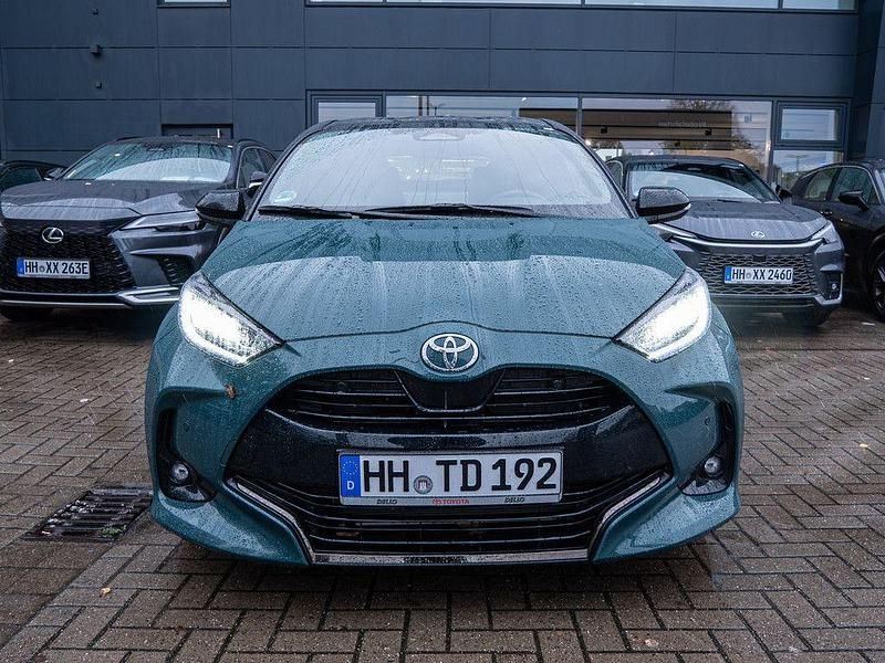Gebraucht Toyota Yaris Hybrid Plus 131 PS (96 kW) 2025 Grün Limousine