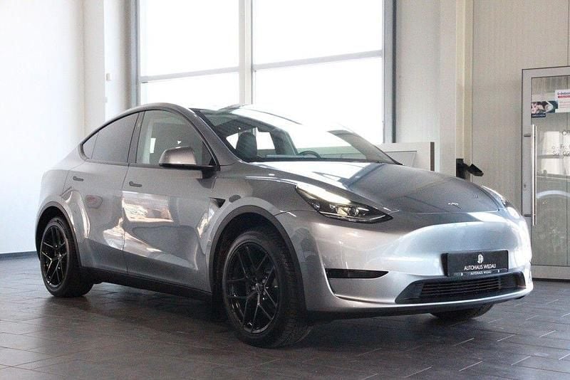 Grau Gebraucht 2024 Tesla Model Y Standard Range SUV | 37.961 € (Fairer Preis) - Bild 1/4