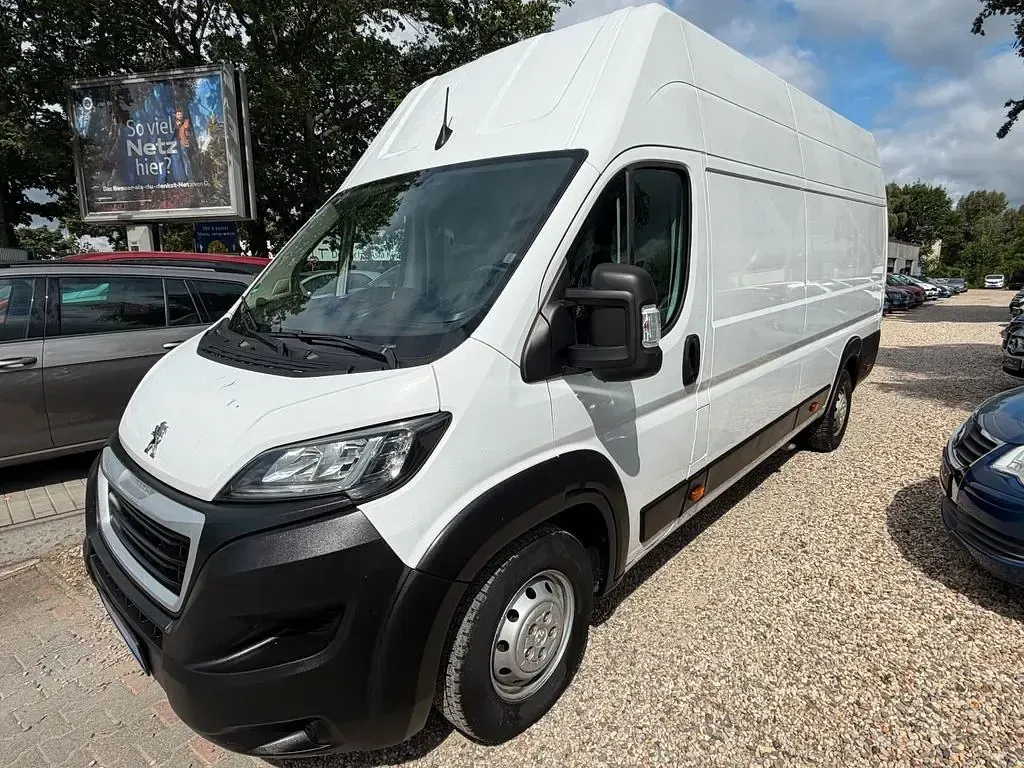 Gebraucht Peugeot Boxer 140 PS (102 kW) 2022 Lackierung weiss icy/deckende Van