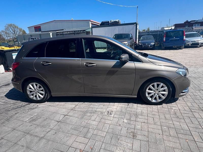 Gebraucht Mercedes B200 156 PS (114 kW) 2012 Braun Van / Kleinbus