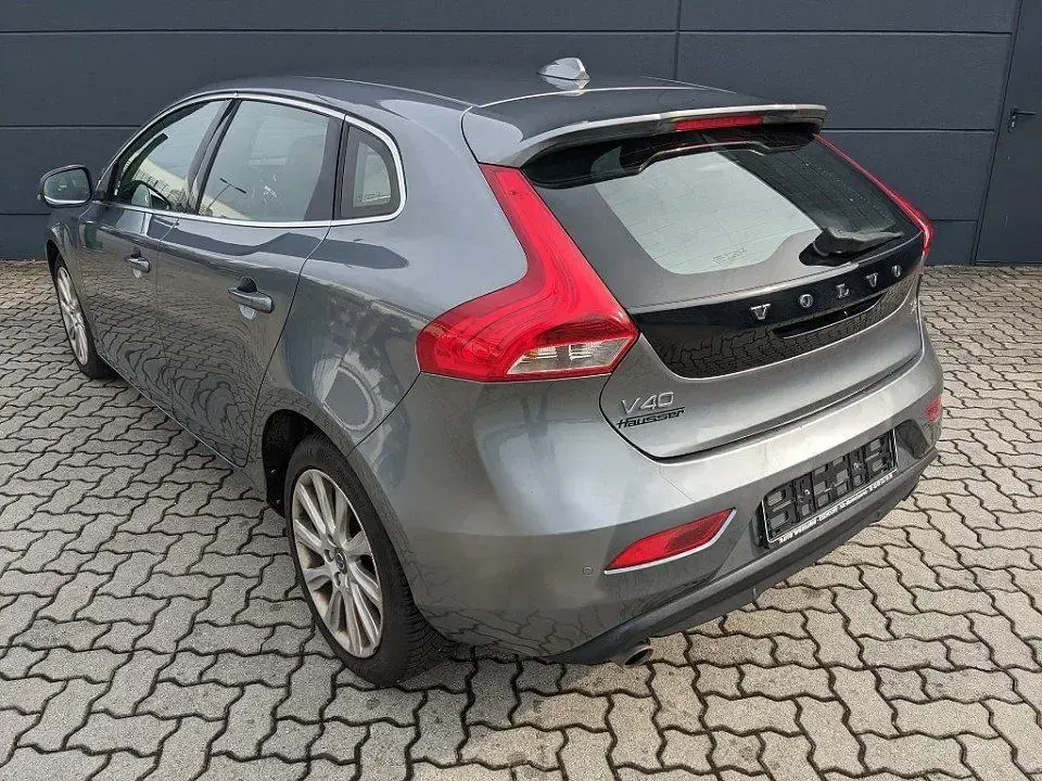 Gebraucht Volvo V40 Momentum 150 PS (110 kW) 2016 Osmium grey metallic Limousine