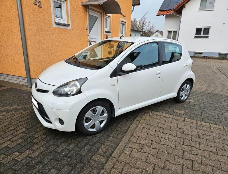 Weiß Gebraucht 2013 Toyota Aygo Kleinwagen | 4.200 € (Fairer Preis) - Bild 1/4