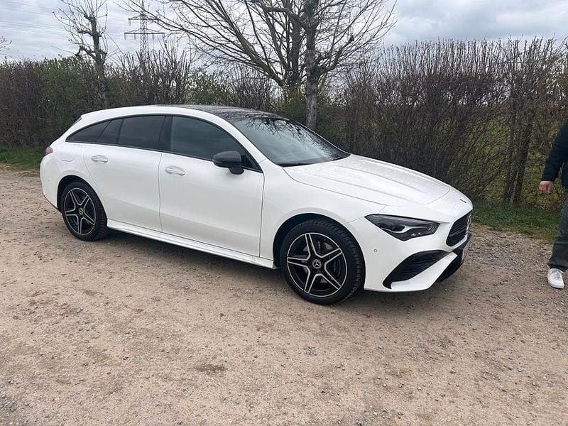Weiß Gebraucht 2023 Mercedes CLA250e Shooting Brake AMG Kombi | 33.999 € (Fairer Preis) - Bild 1/4