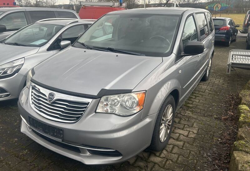Silber Gebraucht 2014 Lancia Voyager Van / Kleinbus | 8.990 € (Fairer Preis) - Bild 1/4