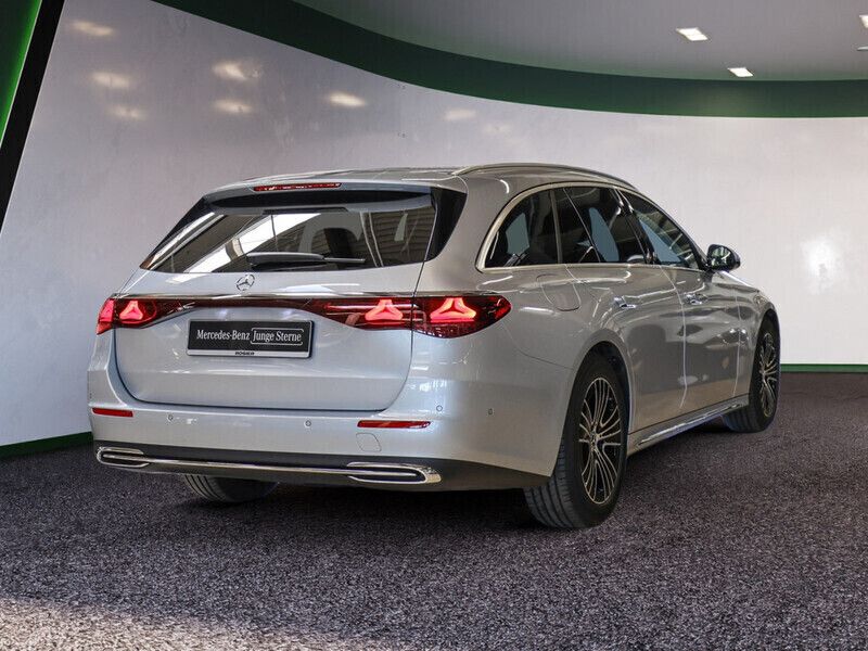 Gebraucht Mercedes E220 Premium 197 PS (144 kW) 2023 Silber / hightechsilber Kombi