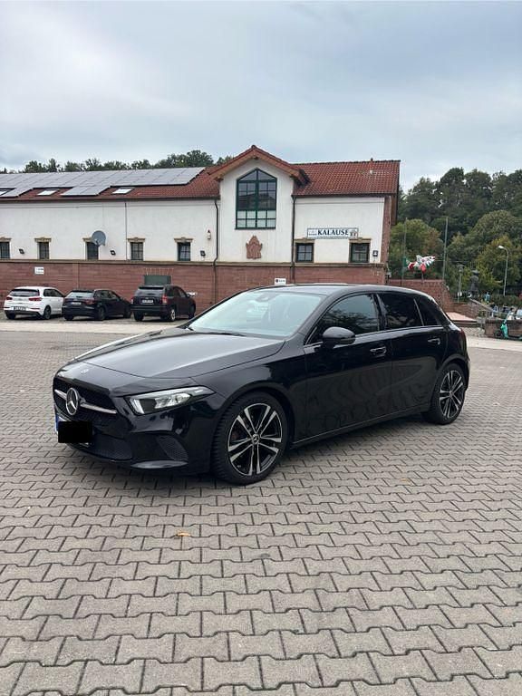 Schwarz Gebraucht 2019 Mercedes A180 Limousine | 24.750 € (Teuer) - Bild 1/4