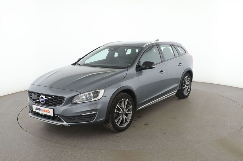 Grau Gebraucht 2018 Volvo V60 CC Summum Kombi | 20.630 € (Guter Preis) - Bild 1/4