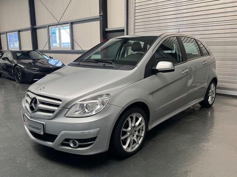 Gebraucht Mercedes B180 109 PS (80 kW) 2011 Silber Van / Kleinbus