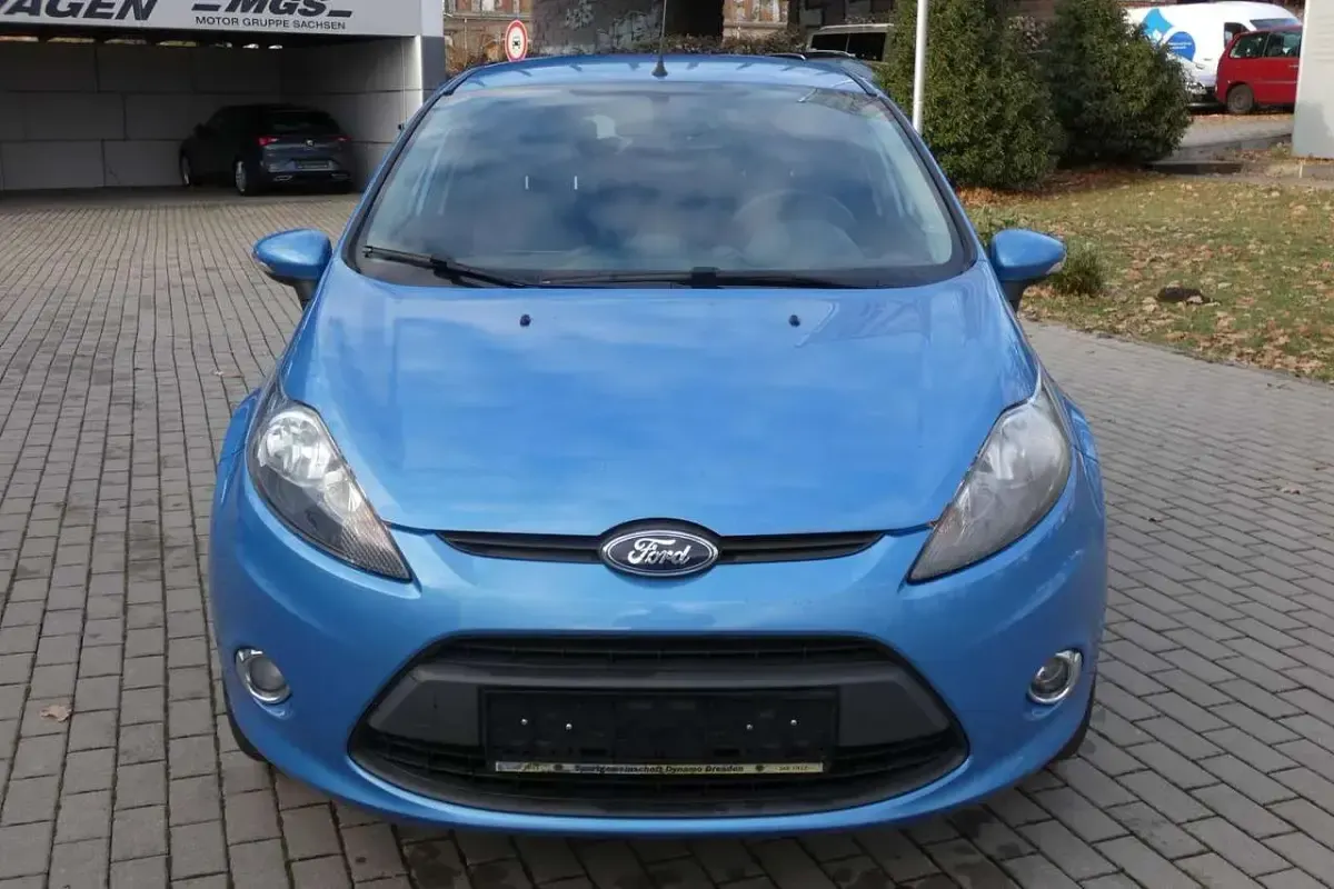 Gebraucht Ford Fiesta Trend 82 PS (60 kW) 2012 Visionblau Limousine