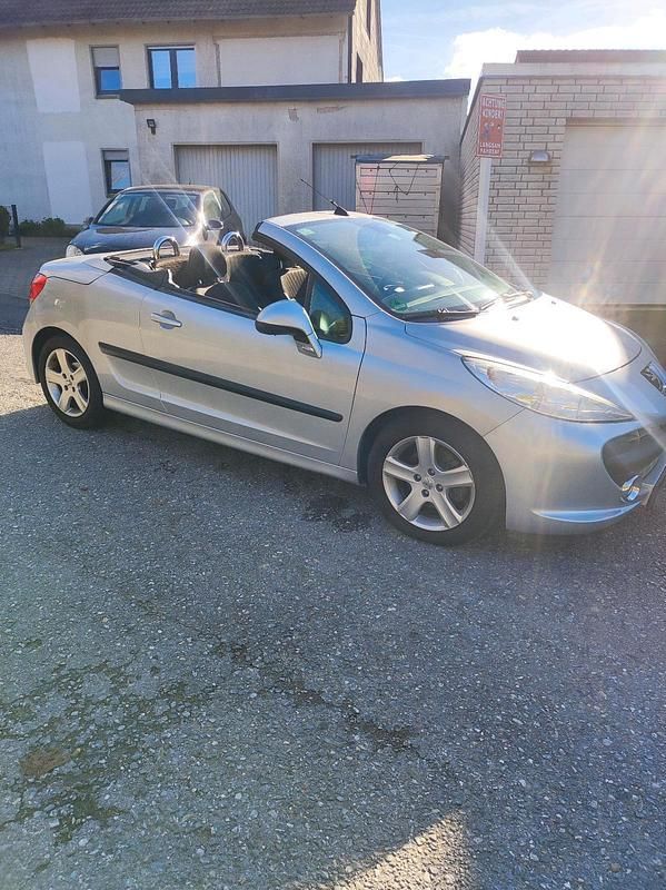 Silber Gebraucht 2007 Peugeot 207 CC Cabrio | 2.929 € (Etwas zu teuer) - Bild 1/4