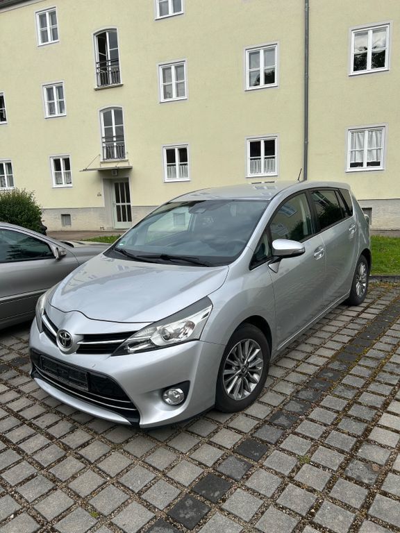 Silber Gebraucht 2016 Toyota Verso Comfort Van / Kleinbus | 6.300 € (Guter Preis) - Bild 1/4