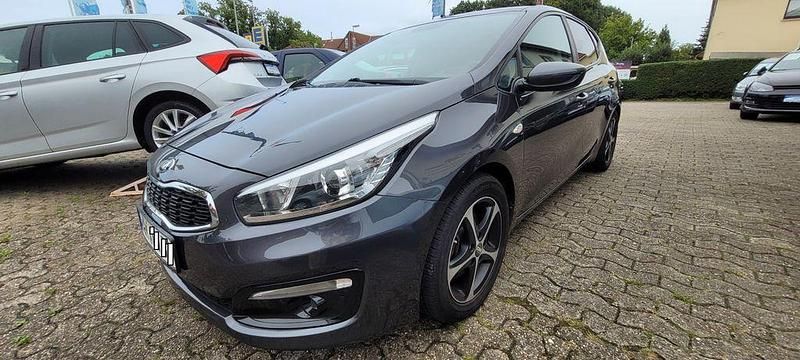 Grau Gebraucht 2016 Kia Ceed Kleinwagen | 7.490 € (Guter Preis) - Bild 1/4