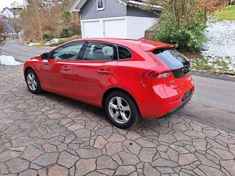 Gebraucht Volvo V40 Momentum 150 PS (110 kW) 2019 Rot Limousine