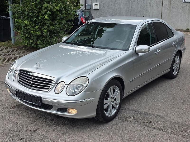 Silber Gebraucht 2004 Mercedes E240 Elegance Limousine | 5.900 € (Fairer Preis) - Bild 1/4