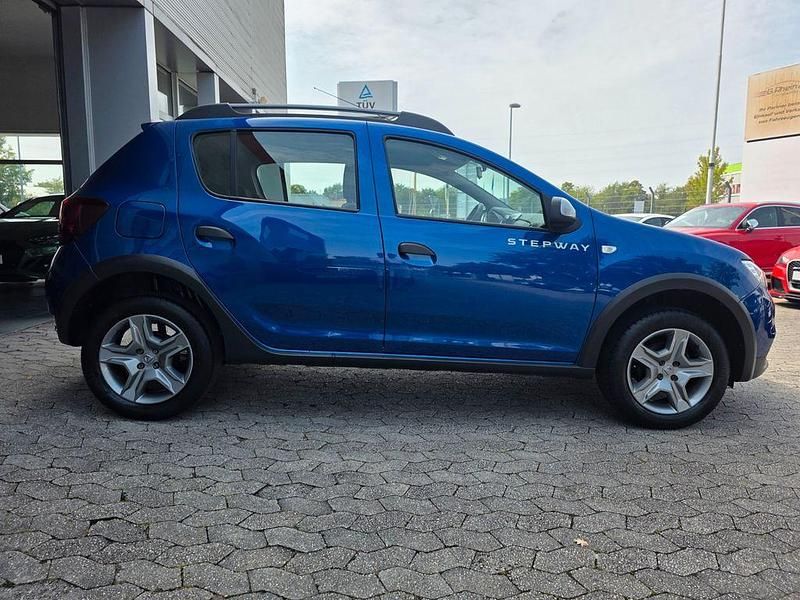 Blau Gebraucht 2020 Dacia Sandero Prestige Kleinwagen | 8.900 € (Superpreis) - Bild 1/4