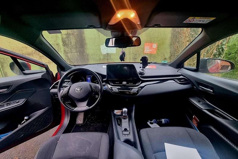 Second-hand Toyota C-HR 98 CP (72 kW) 2017 Roșu SUV