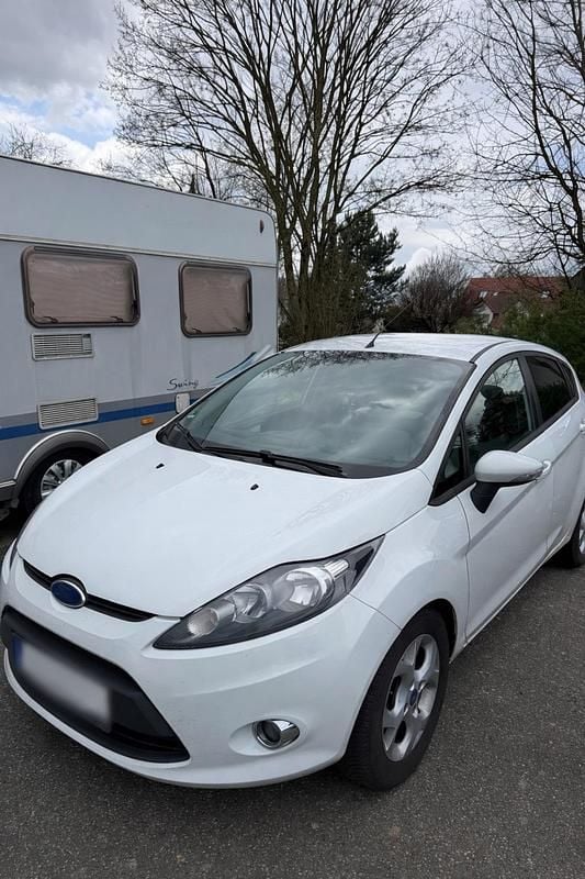 Gebraucht Ford Fiesta 95 PS (69 kW) 2011 Weiß Kleinwagen