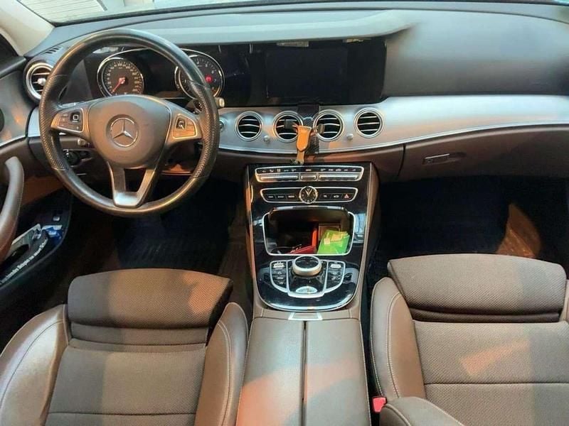 Grau Gebraucht 2017 Mercedes E200 Avantgarde Kombi | 19.555 € (Superpreis) - Bild 1/4