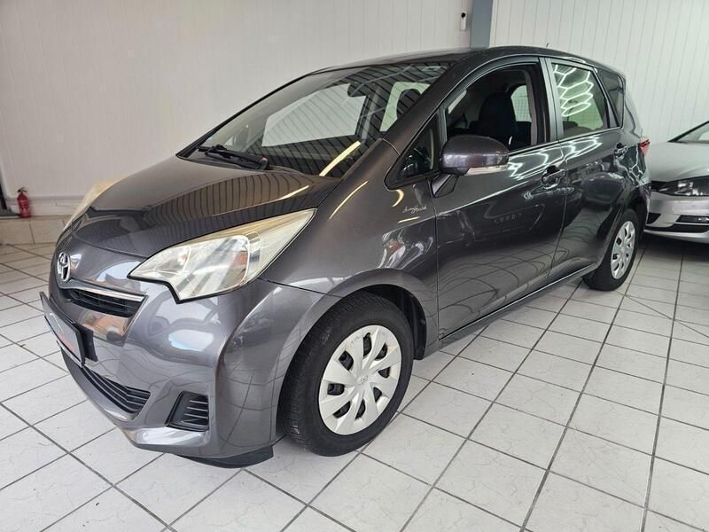 Grau Gebraucht 2012 Toyota Verso-S Life Van / Kleinbus | 3.999 € (Fairer Preis) - Bild 1/4