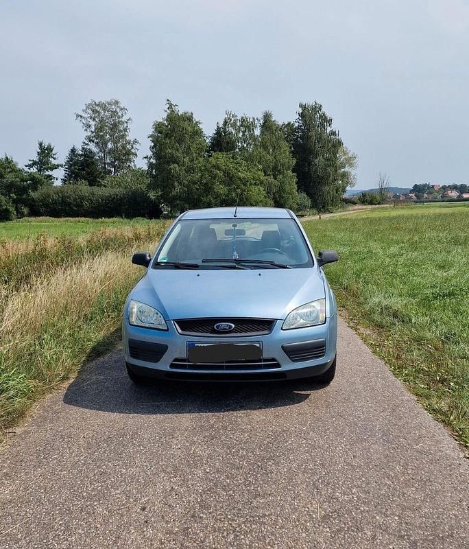 Blau Gebraucht 2005 Ford Focus Ambiente Kombi | 1.150 € (Fairer Preis) - Bild 1/4