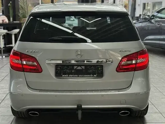 Gebraucht Mercedes B220 Sport 184 PS (135 kW) 2014 Silber Van / Kleinbus