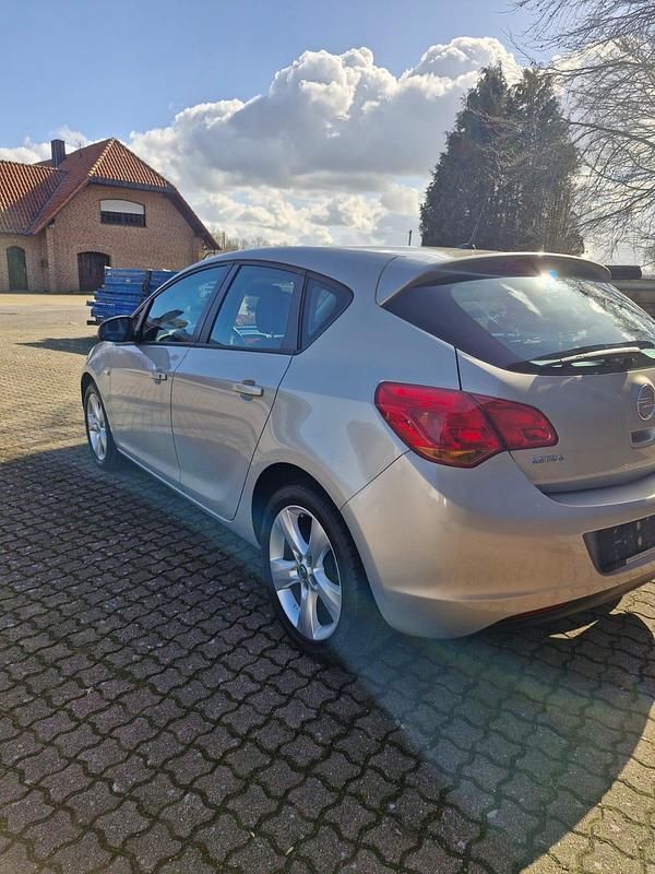 Gebraucht Opel Astra 115 PS (84 kW) 2010 Beige Limousine