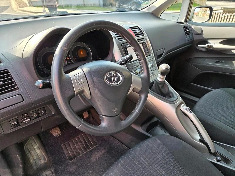 Gebraucht Toyota Auris 99 PS (72 kW) 2010 Schwarz Kleinwagen