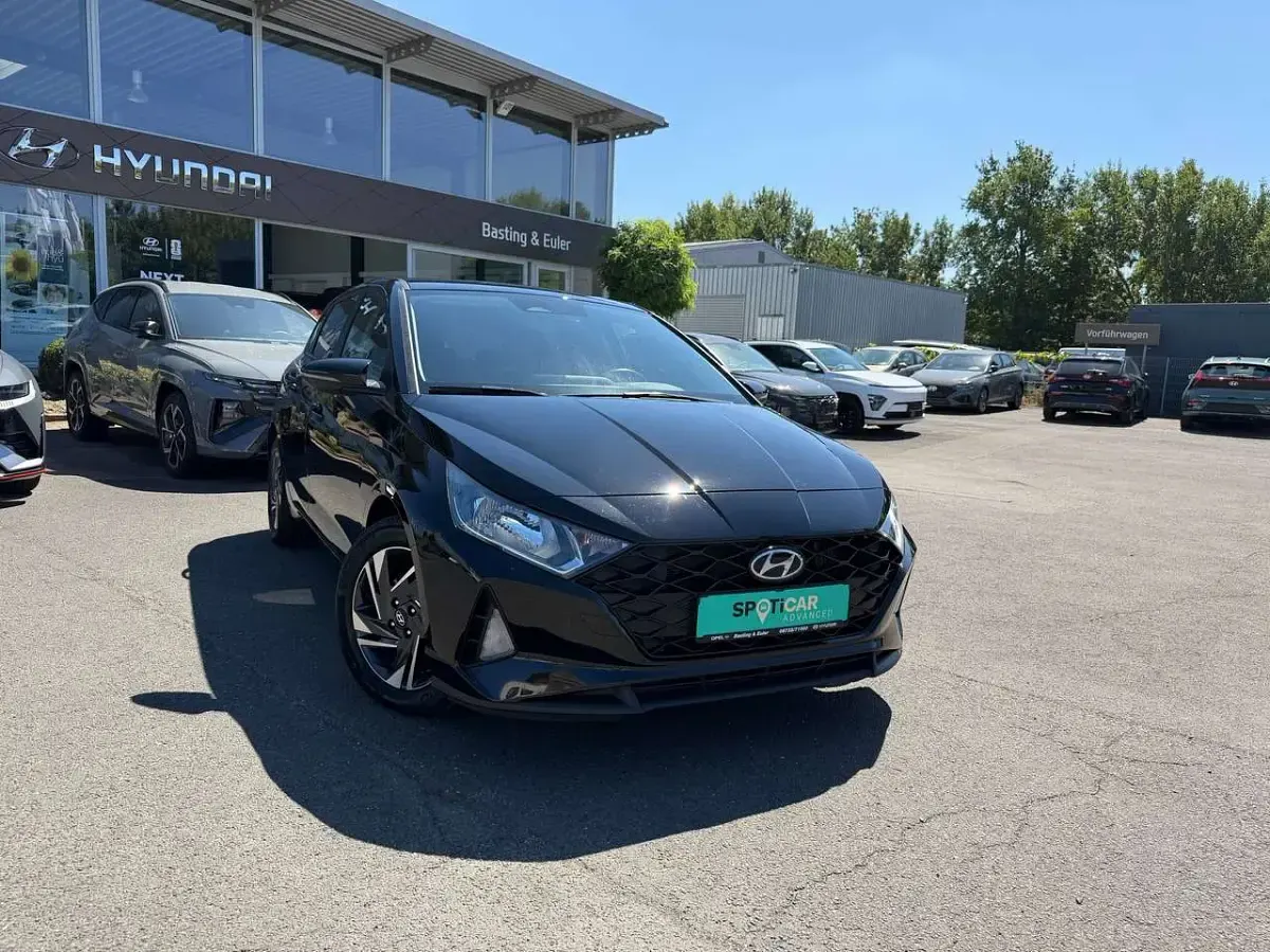 Gebraucht Hyundai i20 Trend 101 PS (74 kW) 2023 Phantom black / met Kleinwagen