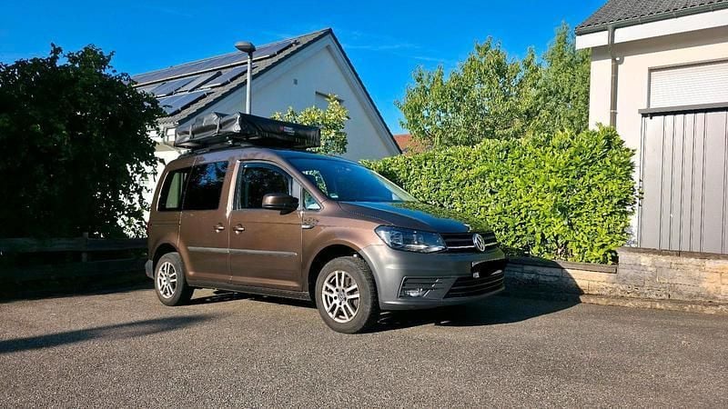 Braun Gebraucht 2016 VW Caddy Trendline Van / Kleinbus | 17.950 € - Bild 1/4