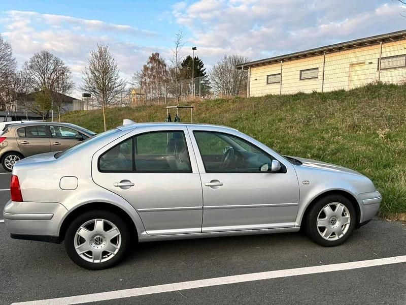 Usata VW Bora 105 CV (77 kW) 2001 Argento Berlina