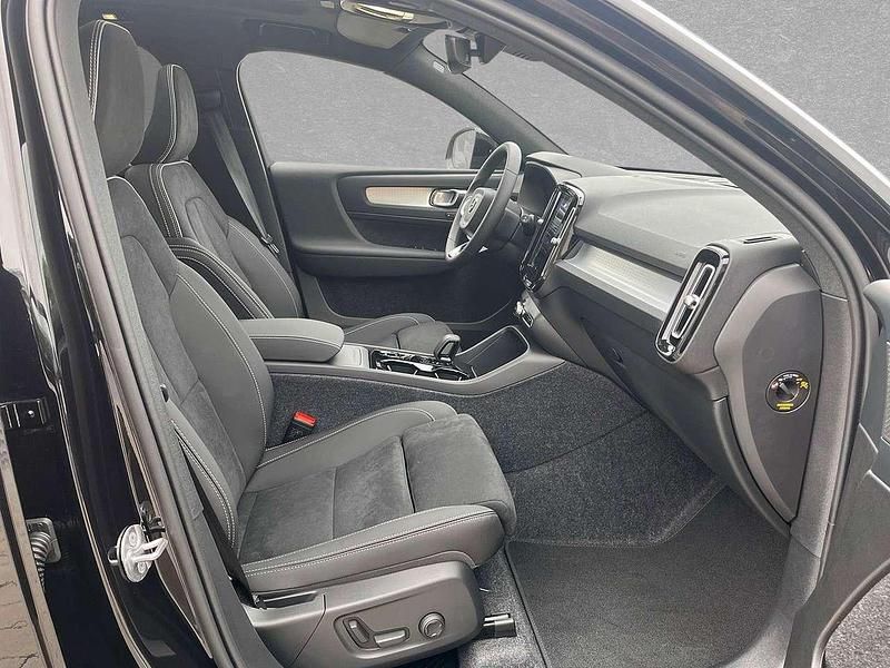 Neu Volvo XC40 Plus 163 PS (119 kW) 2025 Onyx schwarz SUV
