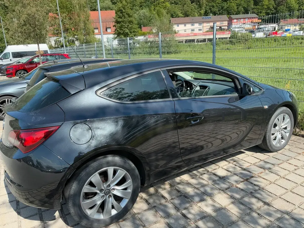 Gebraucht Opel Astra GTC 140 PS (102 kW) 2011 Schwarz Coupé