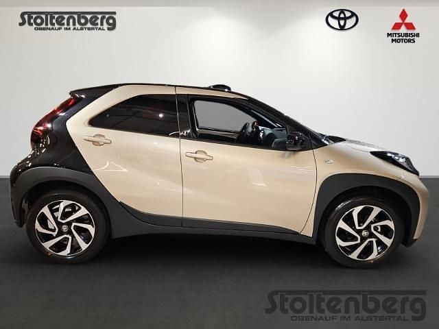 Gebraucht Toyota Aygo X Basis 72 PS (52 kW) 2025 Ginger beige / night sky blackmetallic / night sky SUV