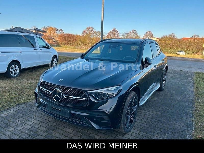 Schwarz Gebraucht 2023 Mercedes GLC300e SUV | 56.950 € - Bild 1/3