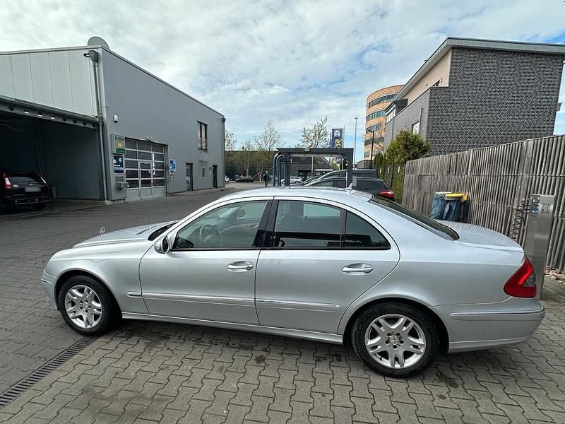 Second-hand Mercedes E200 184 CP (135 kW) 2006 Argintiu Berlinǎ
