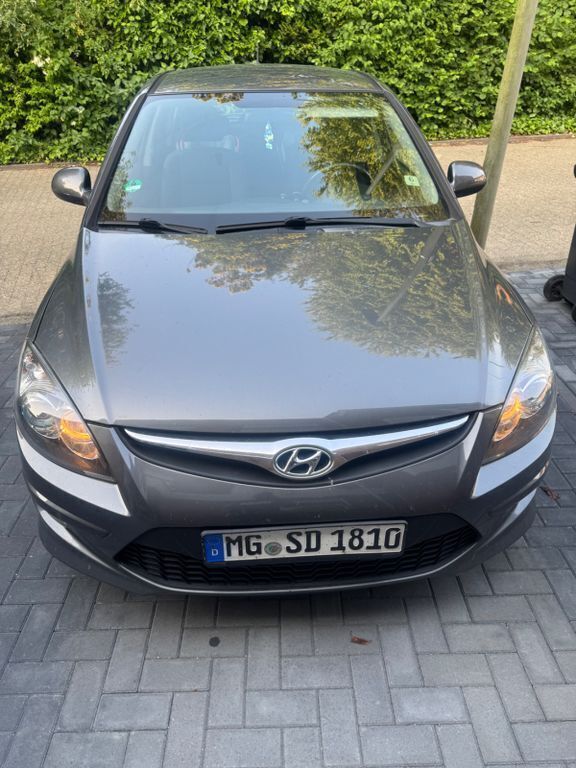 Grau Gebraucht 2011 Hyundai i30 Classic Limousine | 2.800 € (Guter Preis) - Bild 1/4