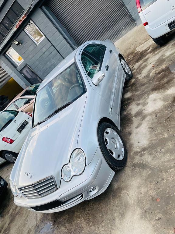 Silber Gebraucht 2005 Mercedes C180 Limousine | 5.499 € (Fairer Preis) - Bild 1/4