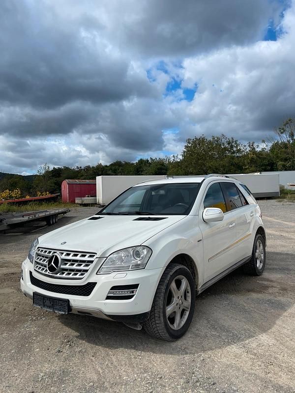 Weiß Gebraucht 2010 Mercedes ML350 SUV | 13.700 € (Teuer) - Bild 1/4