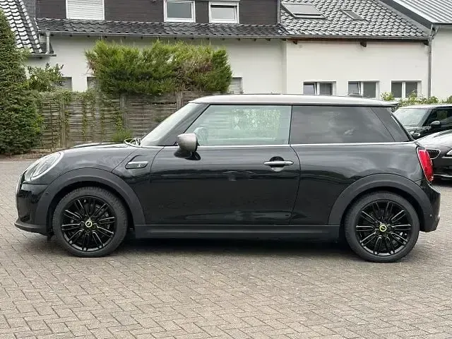 Gebraucht Mini Cooper SE Classic 135 kW (184 PS) 2024 Midnight black ii Kleinwagen