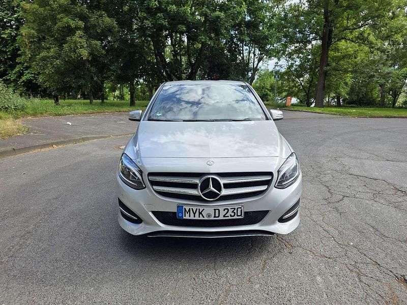 Silber Gebraucht 2016 Mercedes B180 Van / Kleinbus | 12.500 € (Guter Preis) - Bild 1/4