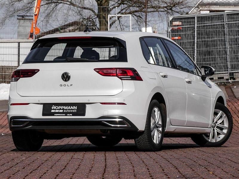 Gebraucht VW Golf VIII Active 131 PS (96 kW) 2021 Weiß Limousine