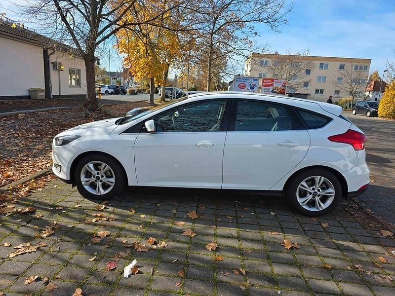 Weiß Gebraucht 2016 Ford Focus Trend Limousine | 7.200 € (Fairer Preis) - Bild 1/4