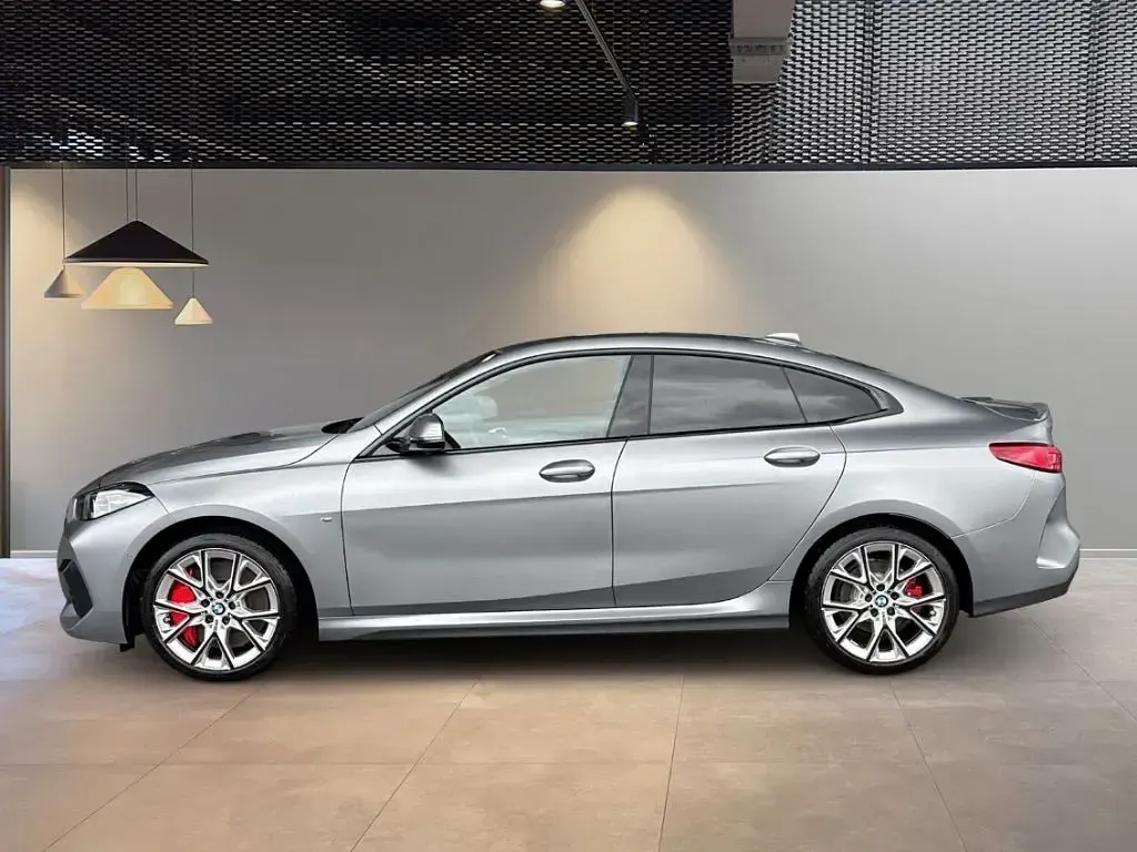 Gebraucht BMW 220 Performance 178 PS (130 kW) 2024 Frozen pure grey metallic Coupé